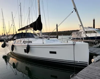 zeiljacht afgemeerd in jachthaven bij zonsondergang