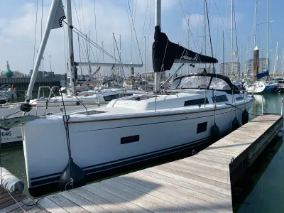 zeiljacht afgemeerd in een jachthaven