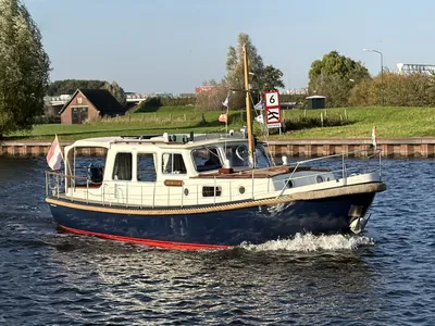 motorjacht op water bij kade