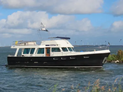 motorjacht op water met blauwe lucht