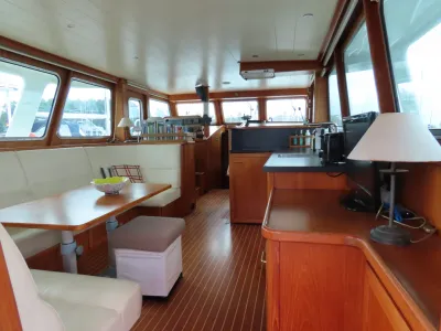 interieur van salon en kombuis