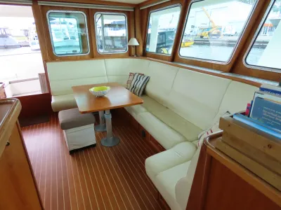 salon met zithoek en eettafel in schip