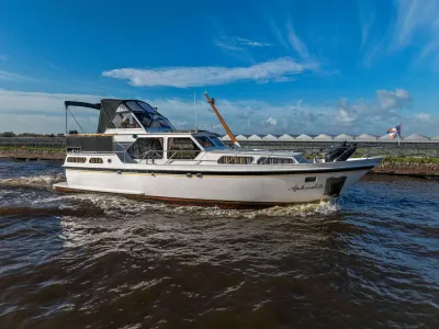 Varende motorboot langs kade