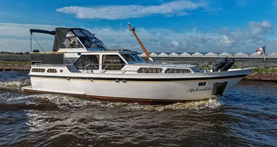 Varende motorboot langs kade