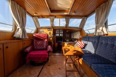 saloninterieur van motorjacht met mahoniebetimmering