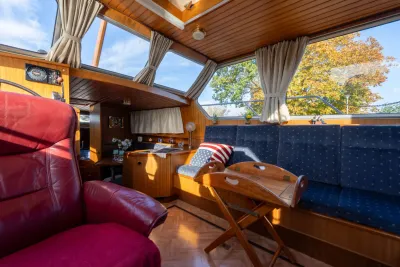 interieur salon van motorjacht met mahoniehout