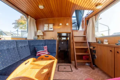 Interieur salon met houten wand en trap