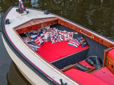 boeg en kuip van een sloep met kussens