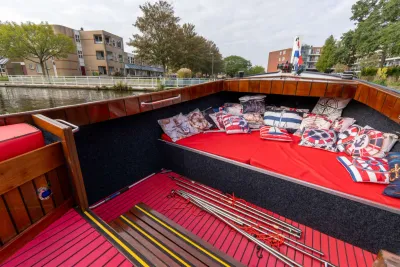 binnenkant houten sloep met kussens