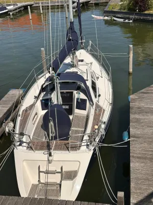zeiljacht afgemeerd in jachthaven