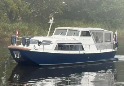 kajuitmotorboot op rustig water