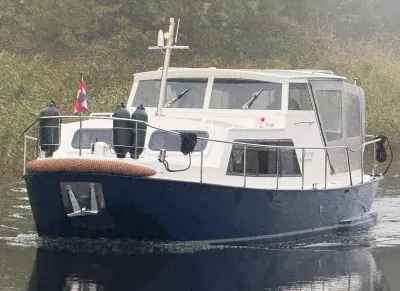 Motorboot met kajuit vooraanzicht