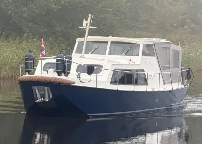 boot in het water, vooraanzicht