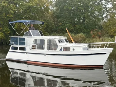 wit motorjacht op rustig water