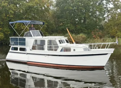 wit motorjacht op rustig water