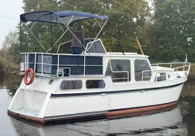 witte motorkruiser op rustig water